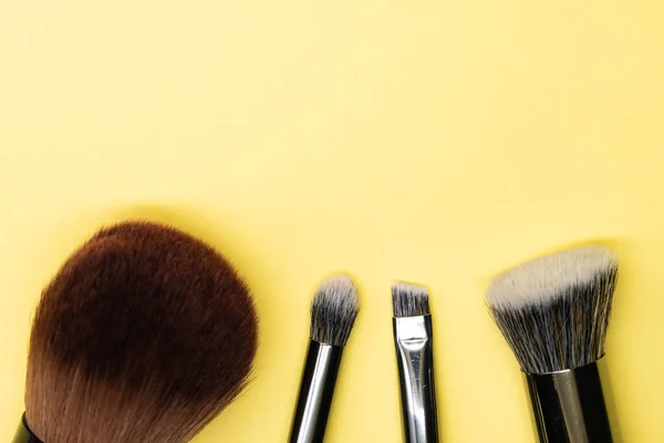 Pinceaux Maquillage Professionnels Avec Poignée Argentée Sur Fond Jaune Avec — Photo