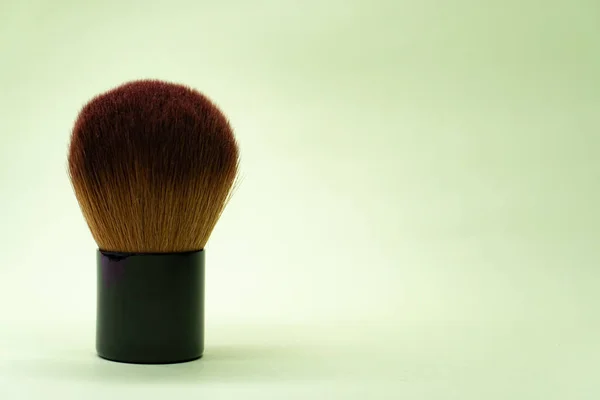 Pinceaux Maquillage Professionnels Avec Poignée Argentée Sur Fond Vert Avec — Photo