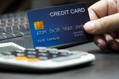 Sığ odaklı el kamerasını bilgisayar klavyesi ve hesap makinesiyle kapat. E-ticaret ve çevrimiçi alışveriş konsepti.