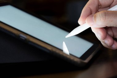 El kullanımı kalem stili dokunuş ve çizim Tablet ekranında ışık ile ayarlayın. Cep telefonu teknolojisi ve gelecekteki görünüm kavramı.