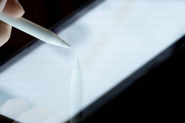 El kullanımı kalem stili dokunuş ve çizim Tablet ekranında ışık ile ayarlayın. Cep telefonu teknolojisi ve gelecekteki görünüm kavramı.