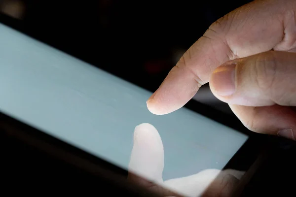 Палець Торкається Екрана Планшета Намацати Світлом Концепція Технології Технології Мобільних — стокове фото