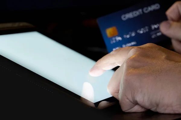 Tablet Ekranındaki Parmak Izi Kredi Kartını Ateşle Cep Telefonu Teknolojisi — Stok fotoğraf