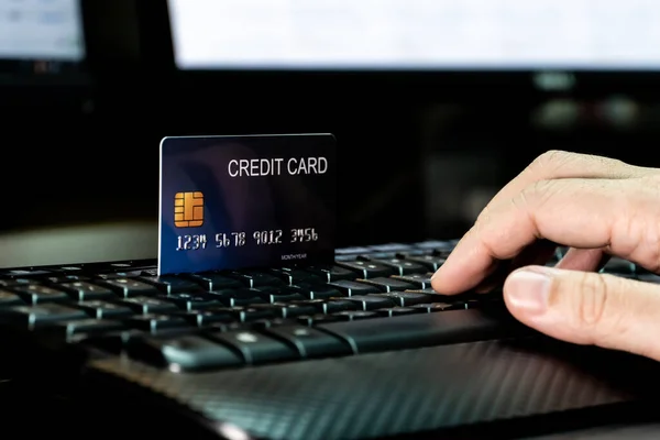 Mano Con Carta Credito Tastiera Monitor Concetto Tecnologia Commercio Elettronico — Foto Stock