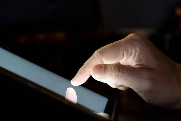 Палець Торкається Екрана Планшета Намацати Світлом Концепція Технології Мобільного Телефону — стокове фото