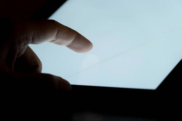 Палець Торкається Екрана Планшета Намацати Світлом Концепція Технології Мобільного Телефону — стокове фото