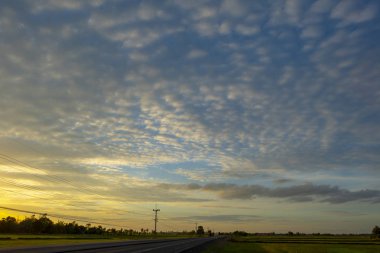 Bulutlu mavi gökyüzü. Güneşli ve huzurlu bir günde Cirrocumulus.