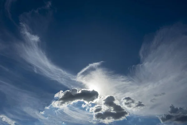 Fondo cielo azul con campos verdes y nubes blancas . — Foto de Stock