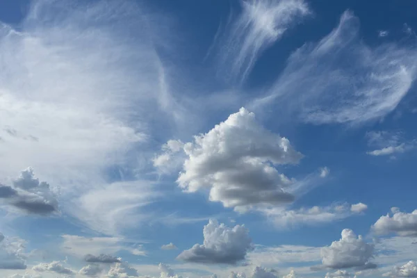 Fondo cielo azul con campos verdes y nubes blancas . — Foto de Stock