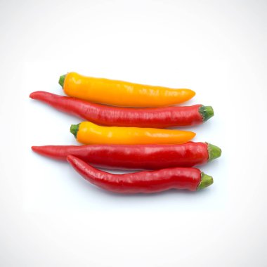 Beyaz arka plan üzerinde izole kırmızı sıcak biber biber.