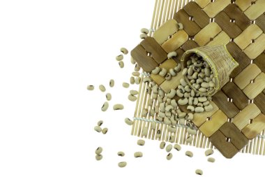 Beyaz fasulye torba üzerinde sepette, Whit üzerinde izole edilmiş.