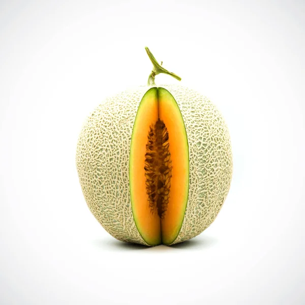 Melon melonowy, z pomarańczowym mięsem na białej czarnej ziemi. — Zdjęcie stockowe