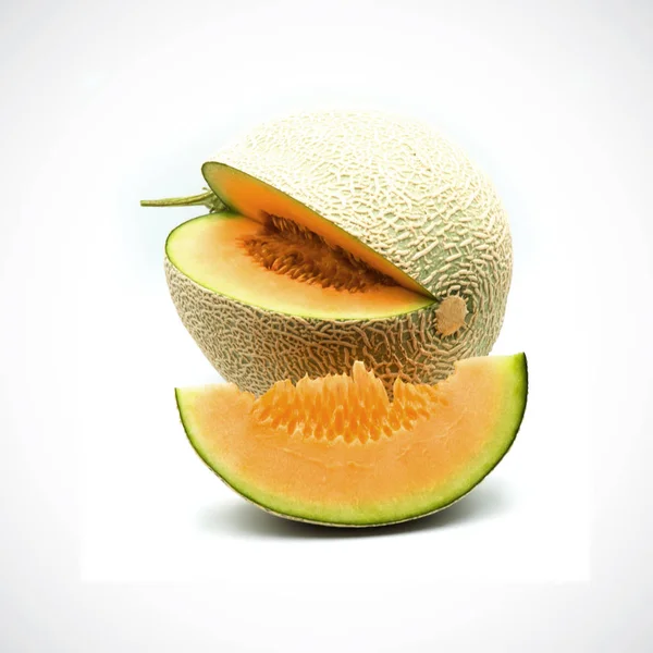 Kantaloupe Melon, med orange kött på White Blackground. — Stockfoto