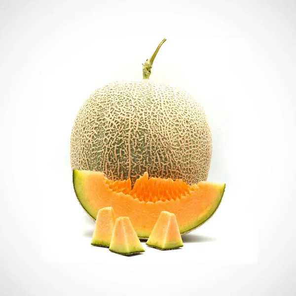 Melon melonowy, z pomarańczowym mięsem na białej czarnej ziemi. — Zdjęcie stockowe