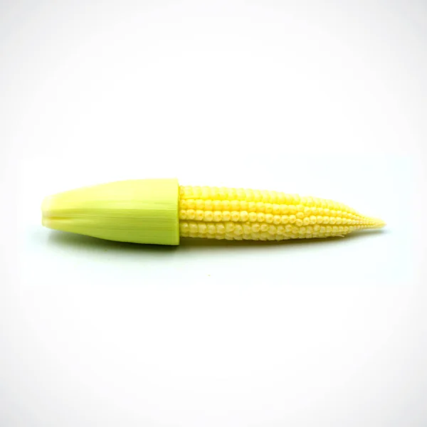 Baby maïs geïsoleerd op de witte achtergrond. — Stockfoto
