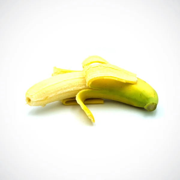 Bananskal nästan mogen på den vita bakgrunden. — Stockfoto