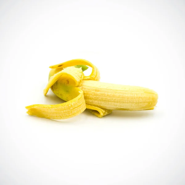 Bananenschale fast reif auf weißem Hintergrund. — Stockfoto