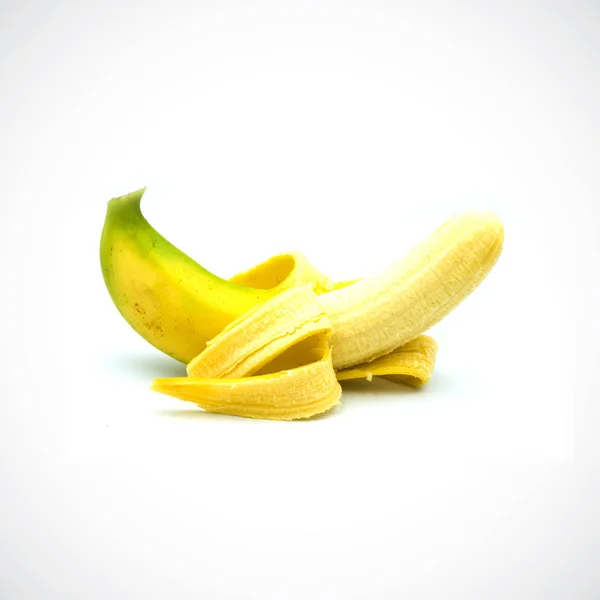 Bananenschale fast reif auf weißem Hintergrund. — Stockfoto