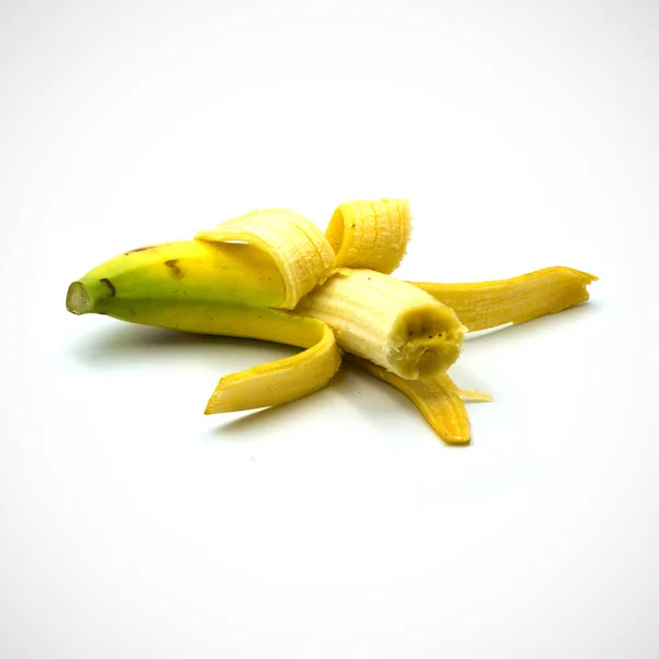 Buccia di banana quasi maturo sullo sfondo bianco . — Foto Stock