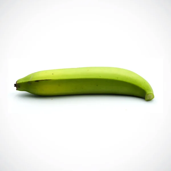 Jeden banan prawie dojrzał na białym tle. — Zdjęcie stockowe