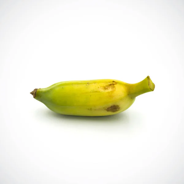 Omogen banan en isolerad på den vita bakgrunden. — Stockfoto