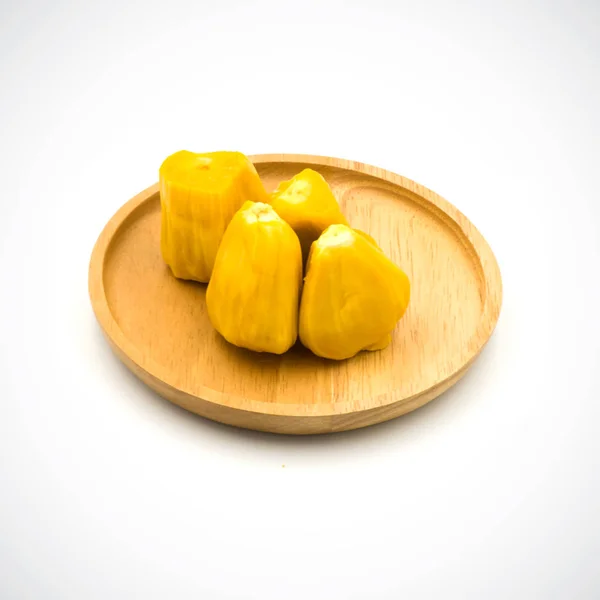 Фрукти джекфрут в дерев'яній тарілці Ізольовані на білому фоні — стокове фото