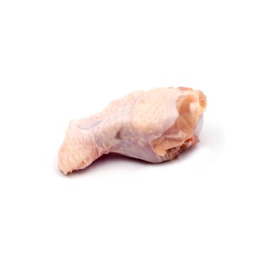 Beyaz arka planda izole edilmiş taze tavuk kanatları.