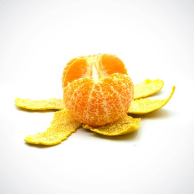 Portakal, beyaz arka planda ekşi meyve tadı.