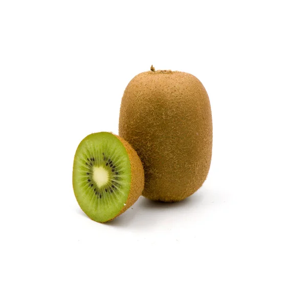 Fruta kiwi inteira madura e meia fruta kiwi isolada no branco — Fotografia de Stock