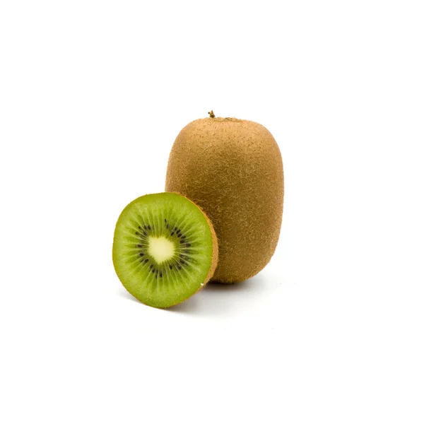 Dojrzałe owoce kiwi i pół owocu kiwi wyizolowane na białym — Zdjęcie stockowe