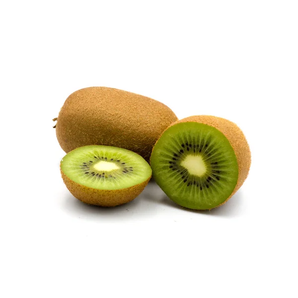 Fruta kiwi inteira madura e meia fruta kiwi isolada no branco — Fotografia de Stock