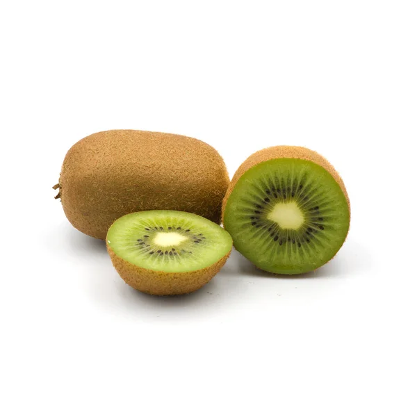 Fruta kiwi inteira madura e meia fruta kiwi isolada no branco — Fotografia de Stock