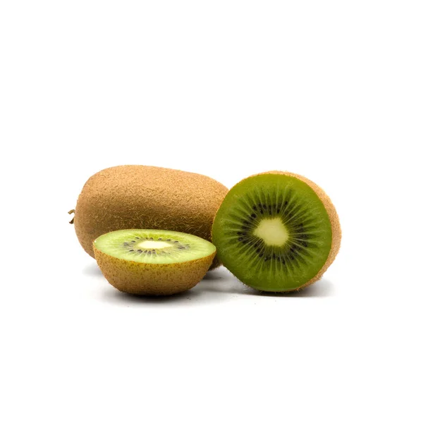 Fruta kiwi inteira madura e meia fruta kiwi isolada no branco — Fotografia de Stock