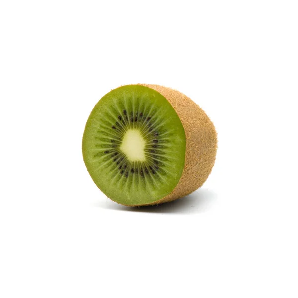 Zralé celé kiwi ovoce a půl kiwi ovoce izolované na bílém — Stock fotografie