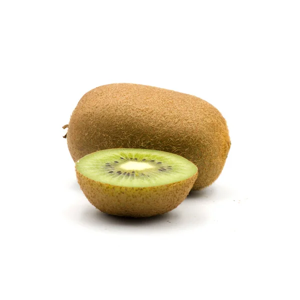 Fruta kiwi inteira madura e meia fruta kiwi isolada no branco — Fotografia de Stock