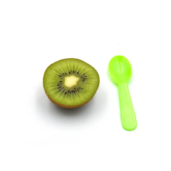 Fruta medio kiwi y cuchara de plástico aislado en el fondo blanco — Foto de Stock