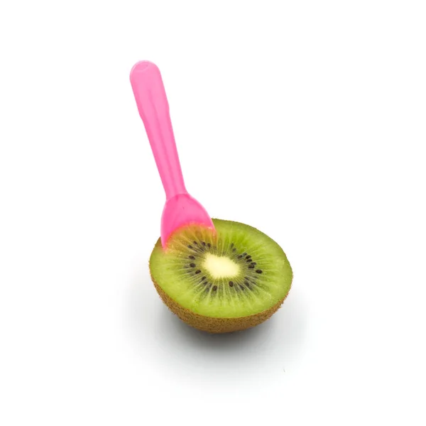 Frukt halv kiwi och plast sked isolerad på den vita backgrou — Stockfoto