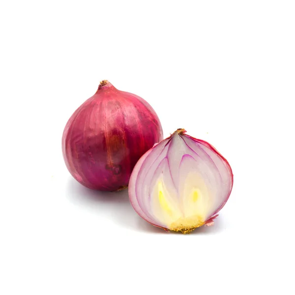 Stack φέτα φρέσκο κρεμμύδι κόκκινο απομονωμένο στο λευκό φόντο. — Φωτογραφία Αρχείου
