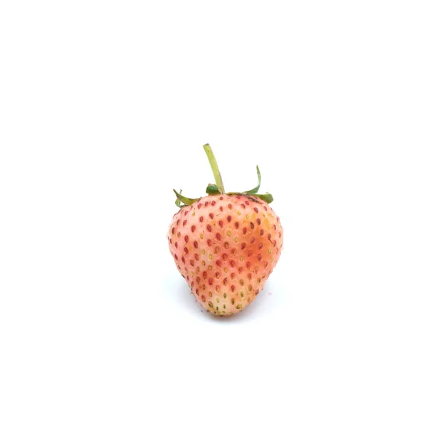 Căpșuni proaspete non-toxice Izolate pe fundal alb . — Fotografie, imagine de stoc