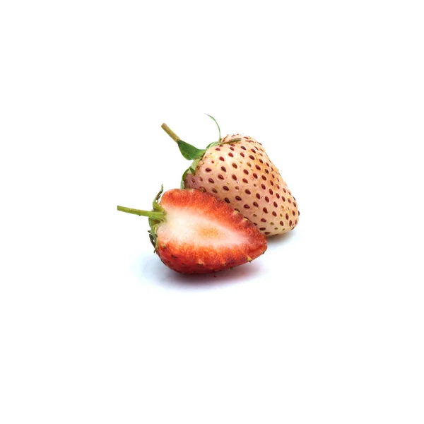 Fragole fresche atossiche Isolate su fondo bianco . — Foto Stock