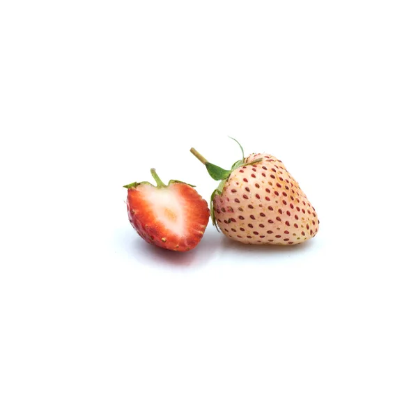 Fragole fresche atossiche Isolate su fondo bianco . — Foto Stock