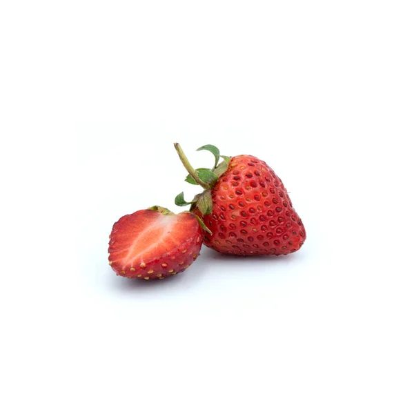 Ekologiska jordgubbar färska isolerade på vit bakgrund. — Stockfoto
