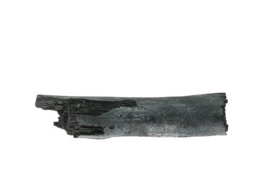 Beyaz arkaplanda doğal bambu kömürü izole edilmiş..