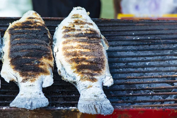 塩と魚のグリル部族のストーブの上に配置 — ストック写真