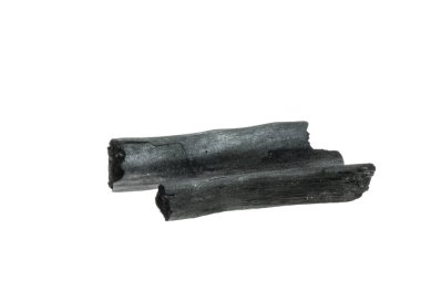 Beyaz arkaplanda doğal bambu kömürü izole edilmiş..