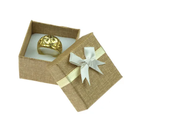 Offene Geschenkschachtel Innen Ein Großer Goldring Auf Weißem Hintergrund — Stockfoto