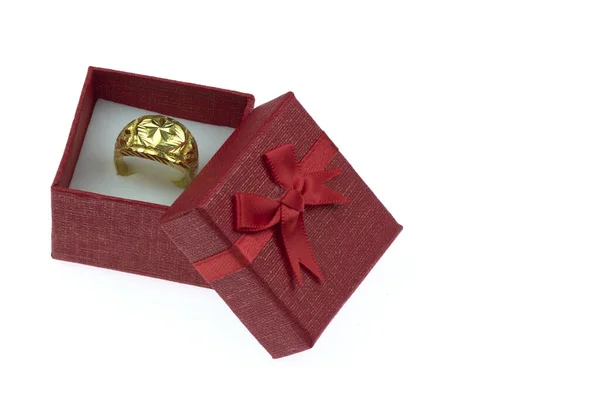Nyitott Ajándék Doboz Egy Nagy Arany Gyűrű Belül Fehér Háttér — Stock Fotó