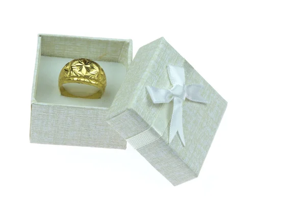 Otwarte Pudełko Duży Złoty Pierścień Wewnątrz Białym Tle — Zdjęcie stockowe