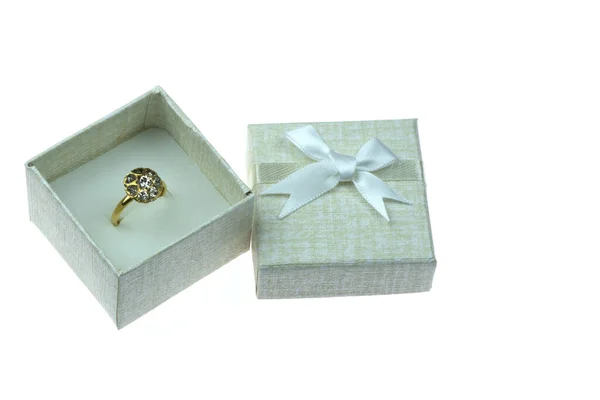 Nyitott Ajándék Doboz Amely Egy Szív Alakú Arany Gyűrű Belül — Stock Fotó