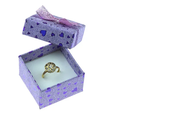 Öppna Presentförpackning Som Har Hjärtformad Guld Ring Inuti Isolerad Den — Stockfoto